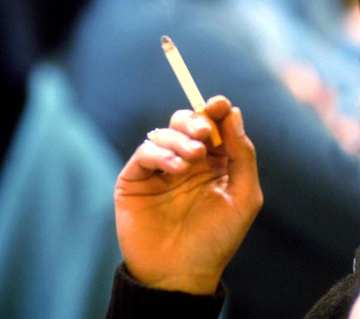 Il 16% dei 13-15enni fuma regolarmente, in maggioranza ragazze - 