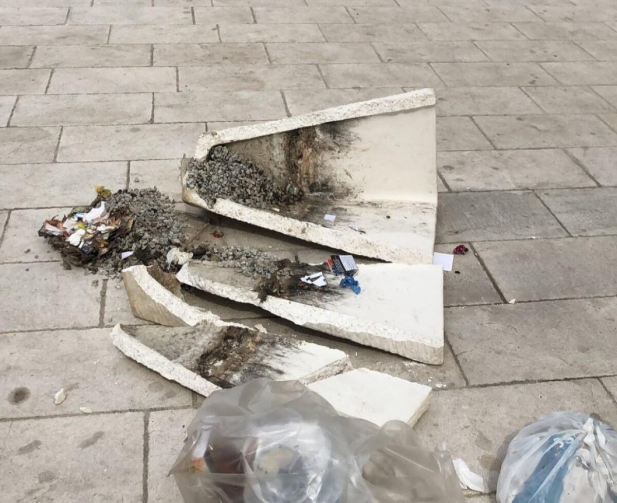 Viale Mediterraneo, i vandali non si fermano: distrutto un vaso nel tratto riqualificato -