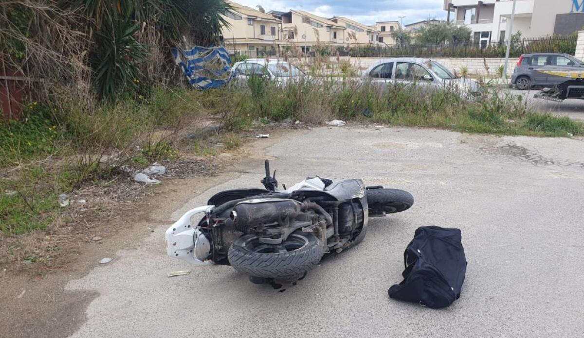 Inseguimento dopo la rapina, due in fuga: individuati lo scooter e un borsone - Lo scooter e il borsone 