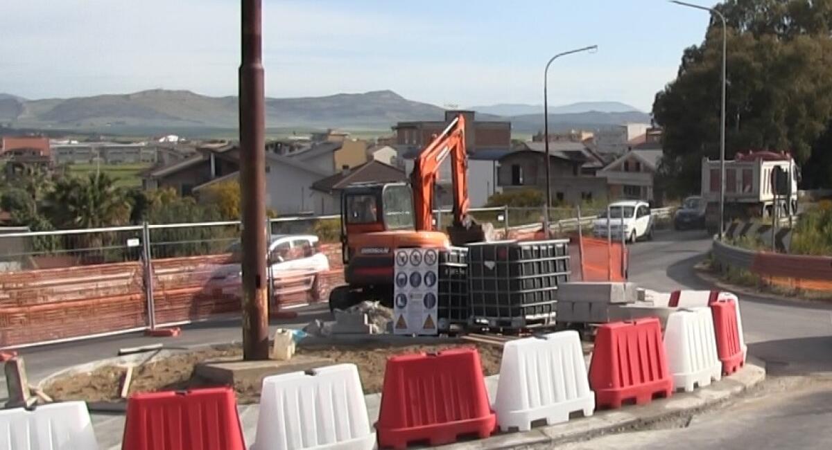 "Una rotatoria prigione", lavori in via Licata: residenti non ci stanno - 