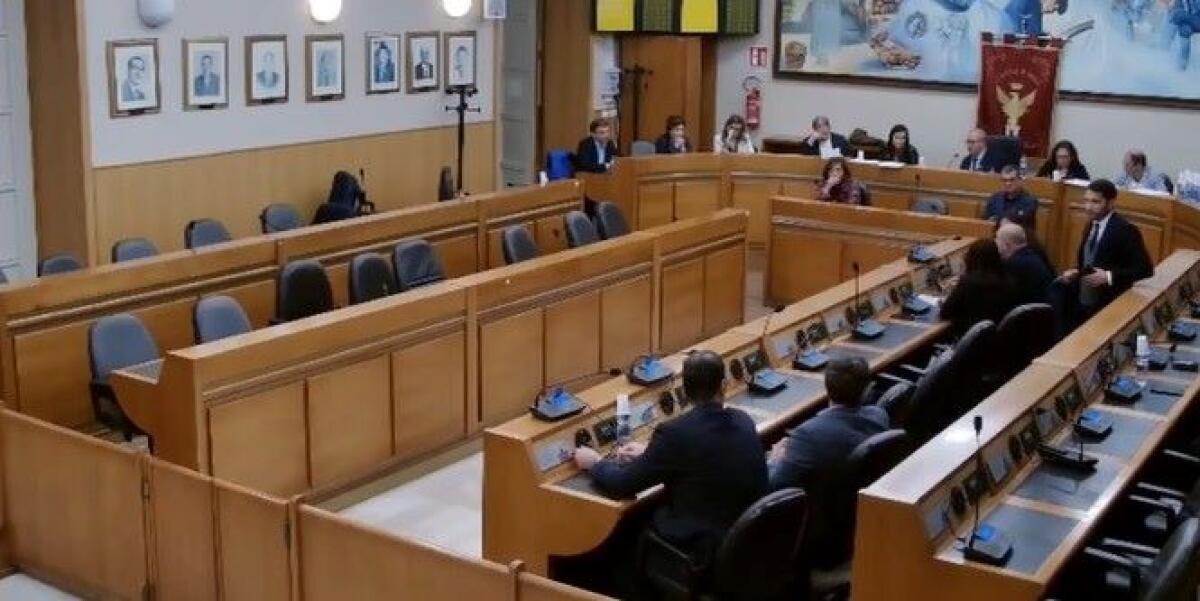 Salta il Pef, opposizione quasi in blocco diserta l'aula: niente numero legale per i pro-Greco - 