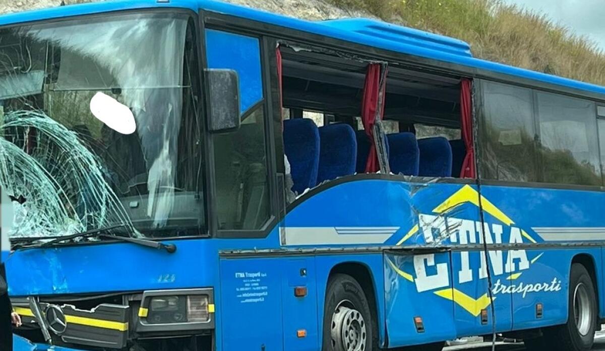 Schianto sulla Gela-Catania, impatto tra bus e auto: incidente nei pressi di Caltagirone - 