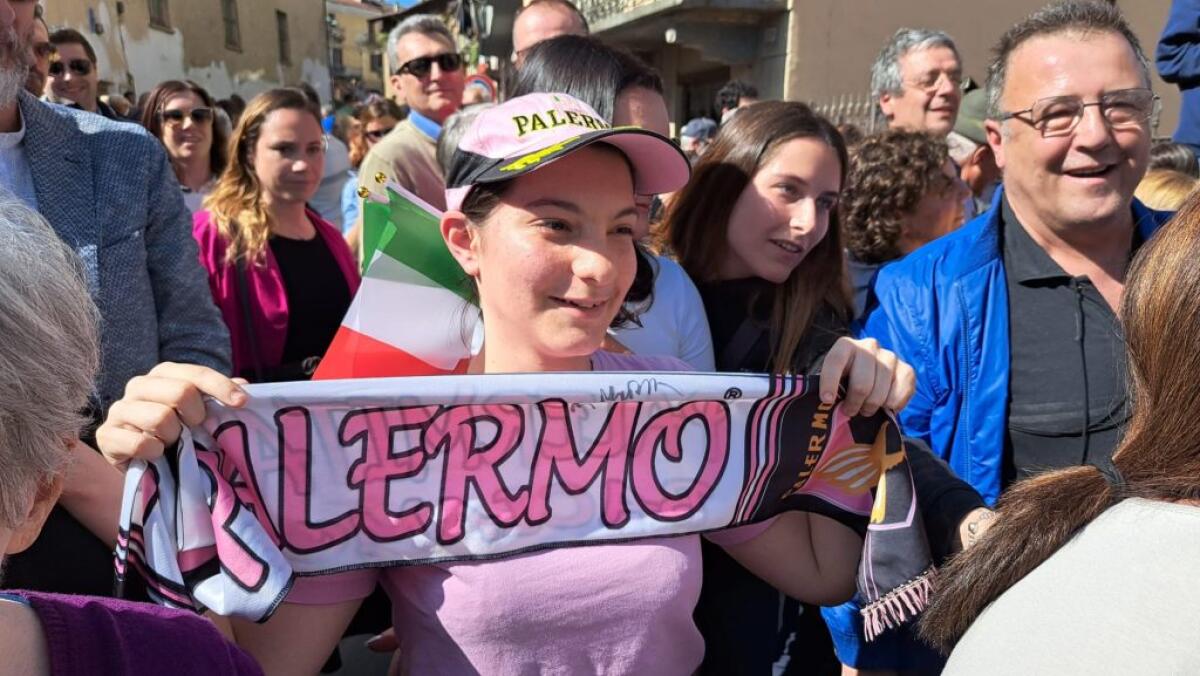 Mattarella firma sciarpa del Palermo a tifosa nel Cuneese - 