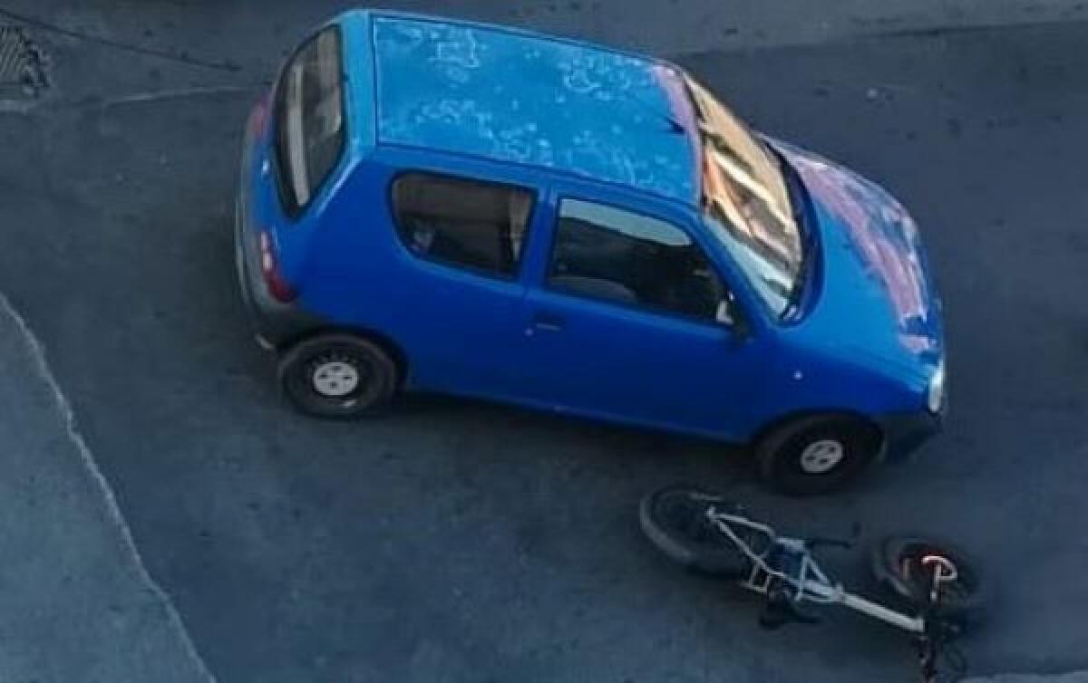 Impatto tra un'auto e una bici elettrica, ferito un anziano - 