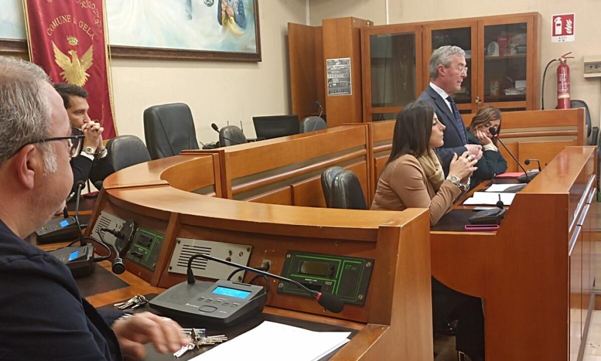 Faccia a faccia pre-sfiducia, "non ci sono numeri definitivi disavanzo": Greco, "mozione inopportuna" - 