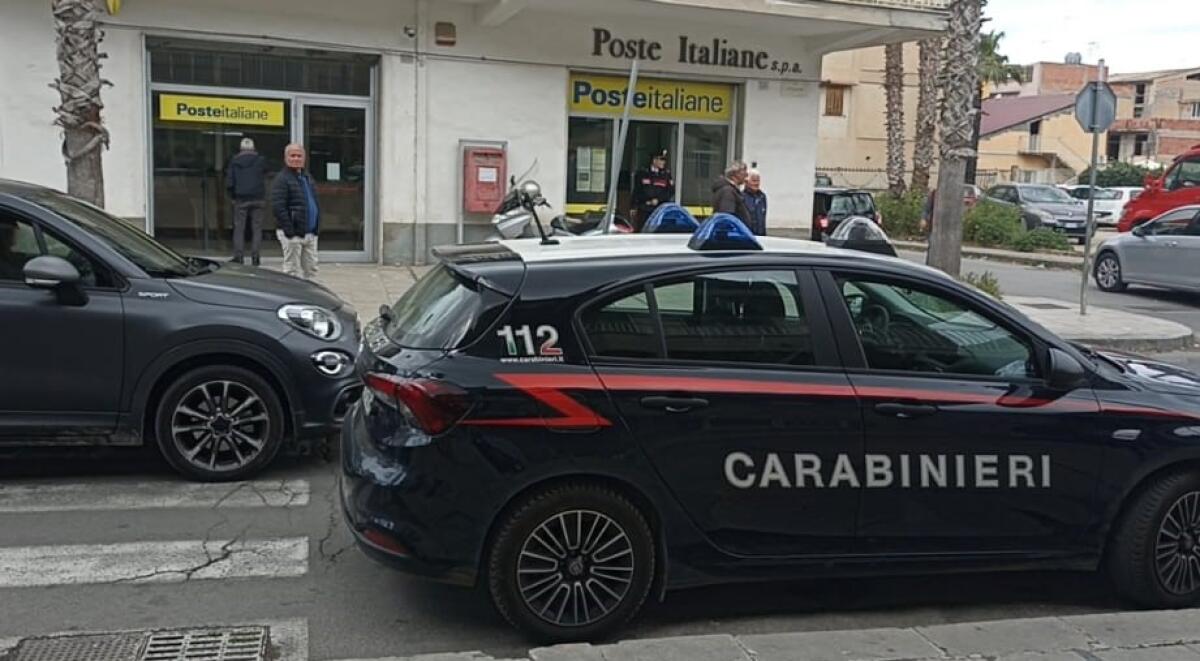 Rapina all'ufficio postale, incarico per accertamenti tecnici su uno smartphone sequestrato - I carabinieri intervenuti all'ufficio postale di Settefarine