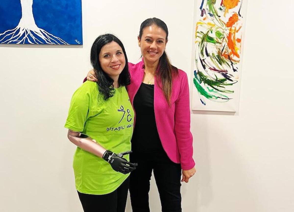 Giusy Versace consegna mano bionica a studentessa palermitana - 