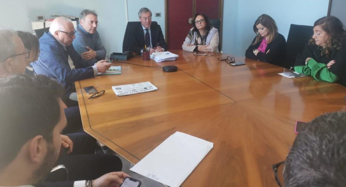 Atti finanziari, riunioni serrate per chiudere: giunta a confronto anche con il neo dirigente - Il sindaco con il segretario generale, gli assessori e i dirigenti