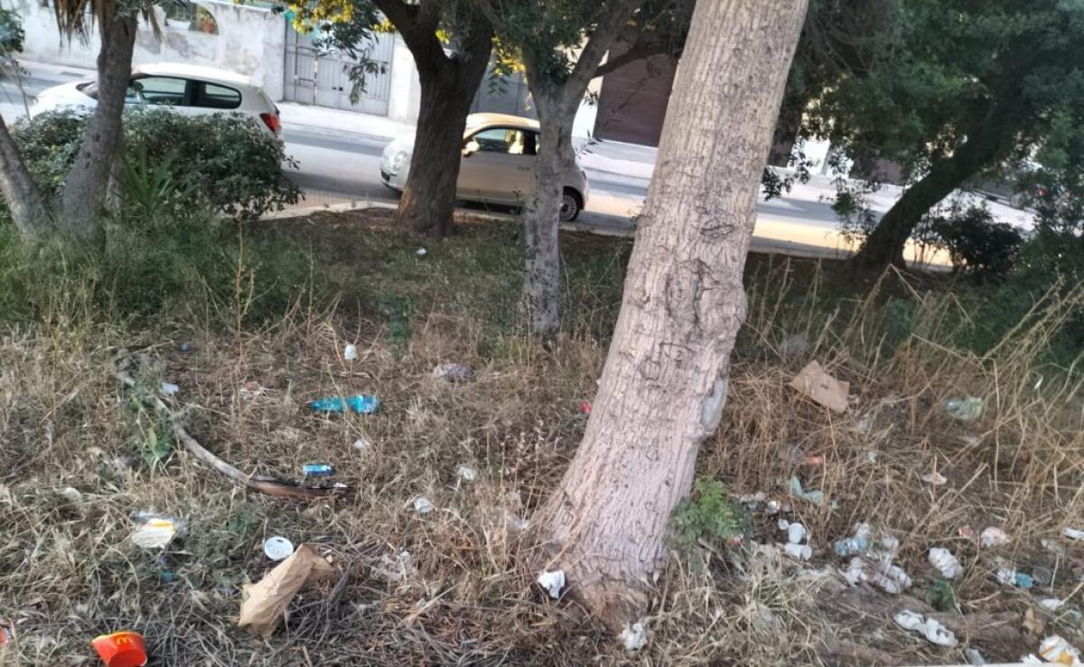 Fondo Iozza, rifiuti nelle aree verdi a ridosso della chiesa Regina Pacis - 