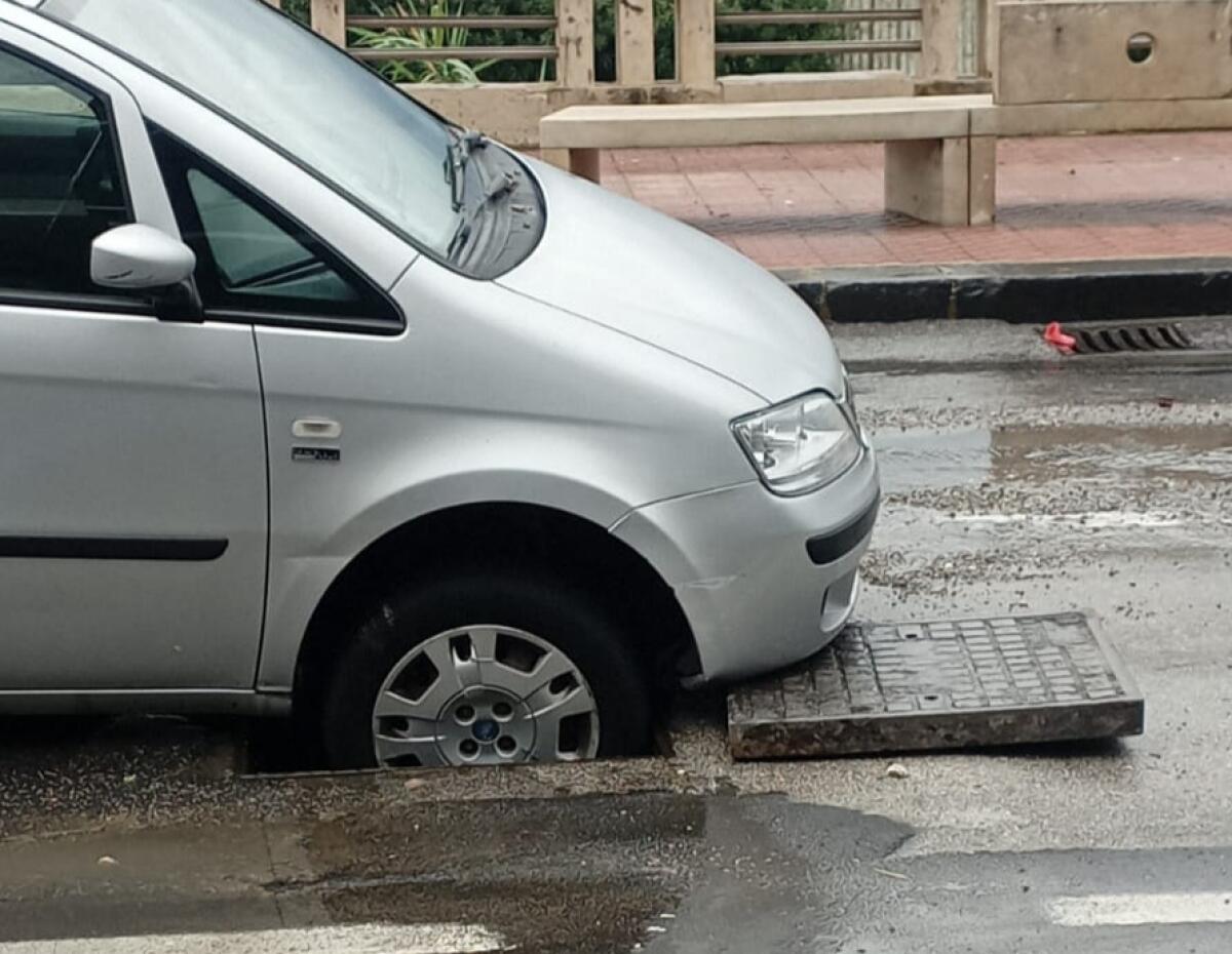 Lungomare, salta un tombino: un'auto finisce dentro e riporta danni - 