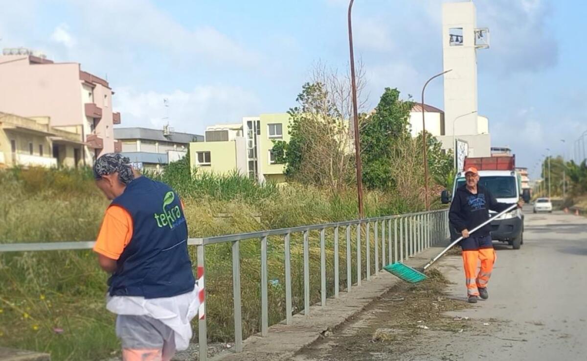 Aree incolte, sindaco ordina ai privati di ripulirle: interventi nel canale di scolo - 