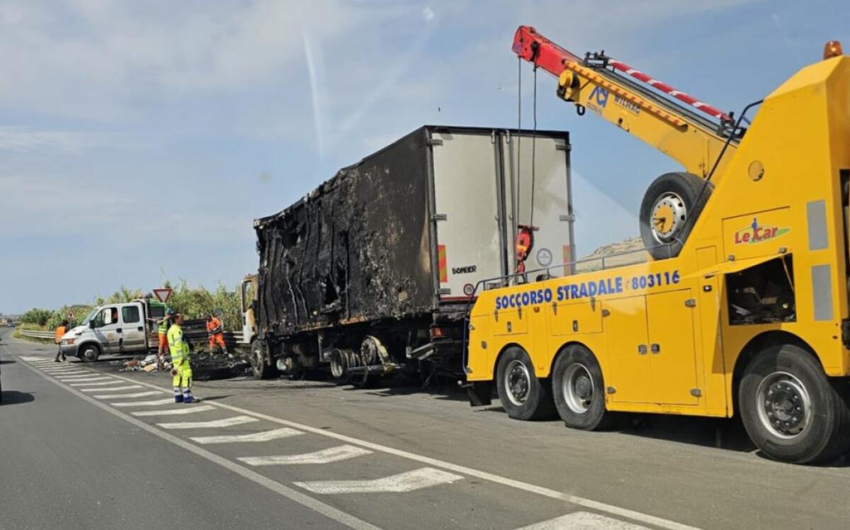 Un mezzo pesante in fiamme sulla Gela-Catania, sono stati necessari i soccorsi - 