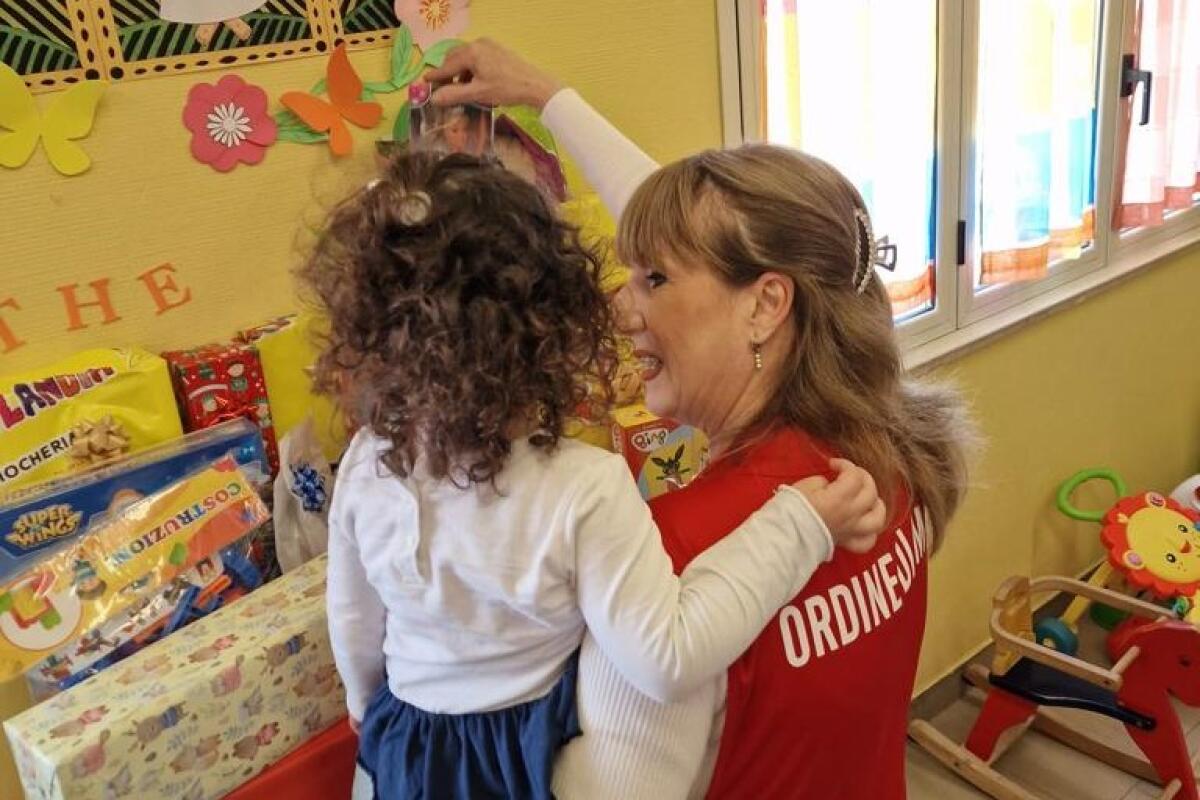 Giocattoli ai piccoli ricoverati in pediatria, l'iniziativa dei volontari Cisom - 