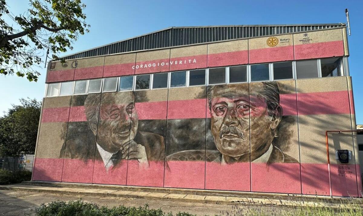 L'istituto "Verga" ricorda i magistrati uccisi dalla mafia: la firma di Collodoro per "Coraggio e verità" - L'opera di Collodoro alla "Verga"