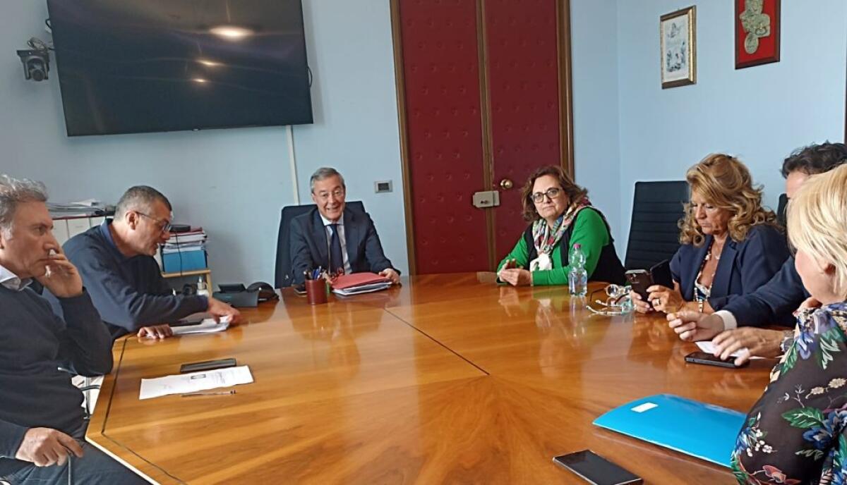 Nuovo servizio rifiuti, contratto definito: ultimo passaggio sarà la variazione di bilancio - La riunione tenutasi in municipio per la stipula del contratto