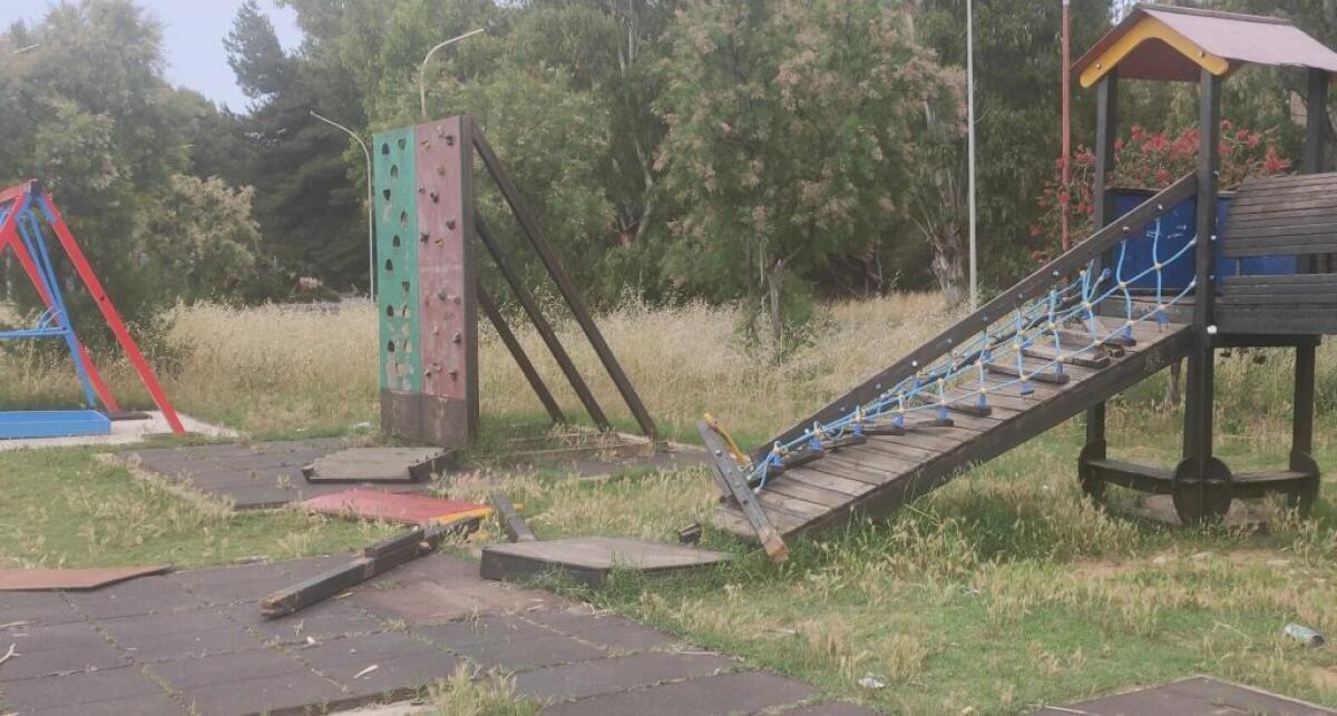 Parco giochi danneggiato e l'area versa in condizioni precarie - Danni alle giostre del parco giochi