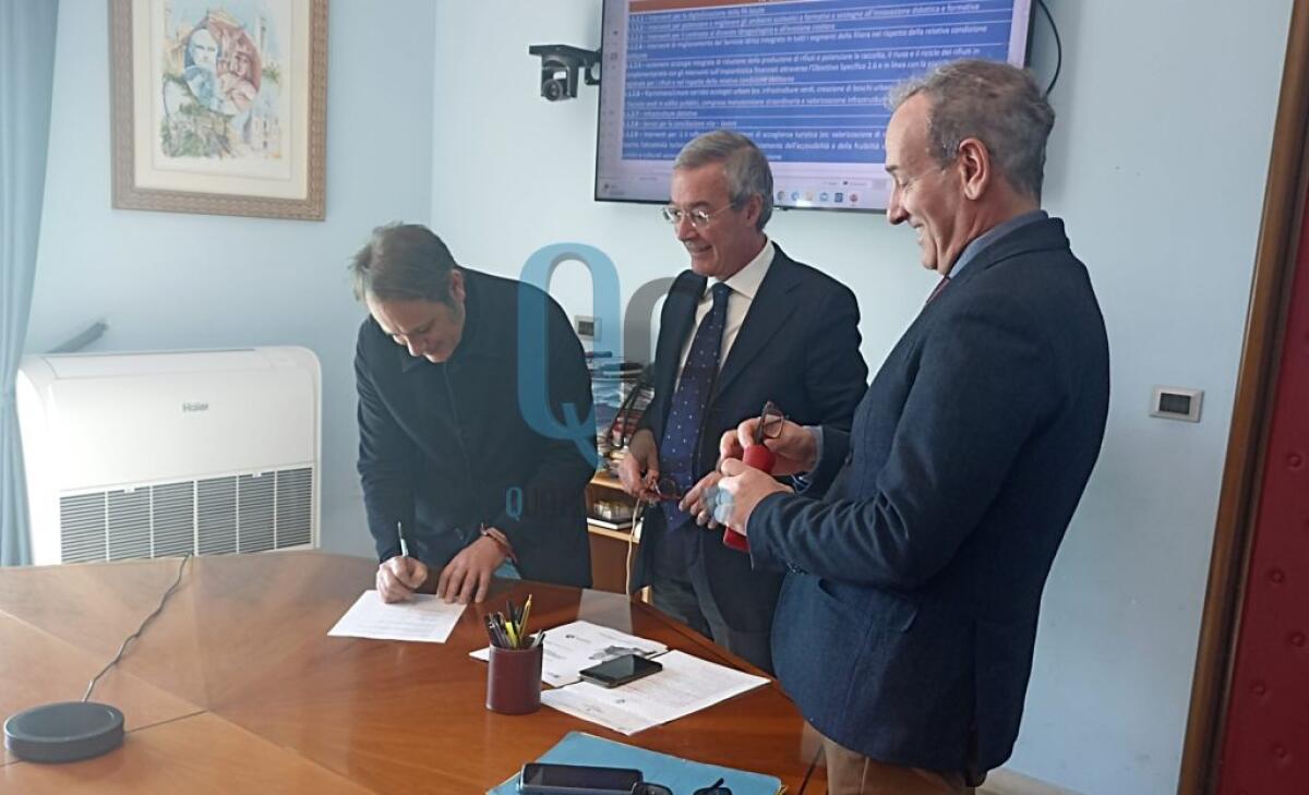 Finanziamenti, gli equilibri politici per comporre l'Unione dei Comuni: consiglio deve esprimersi - La firma del protcollo per la nuova programmazione con i sindaci Greco, Conti e Zuccalà