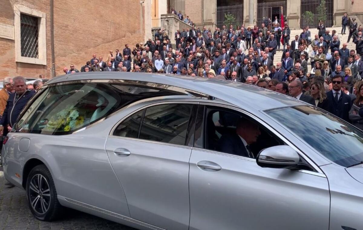 L’ultimo saluto al senatore Augello, Meloni si commuove - 