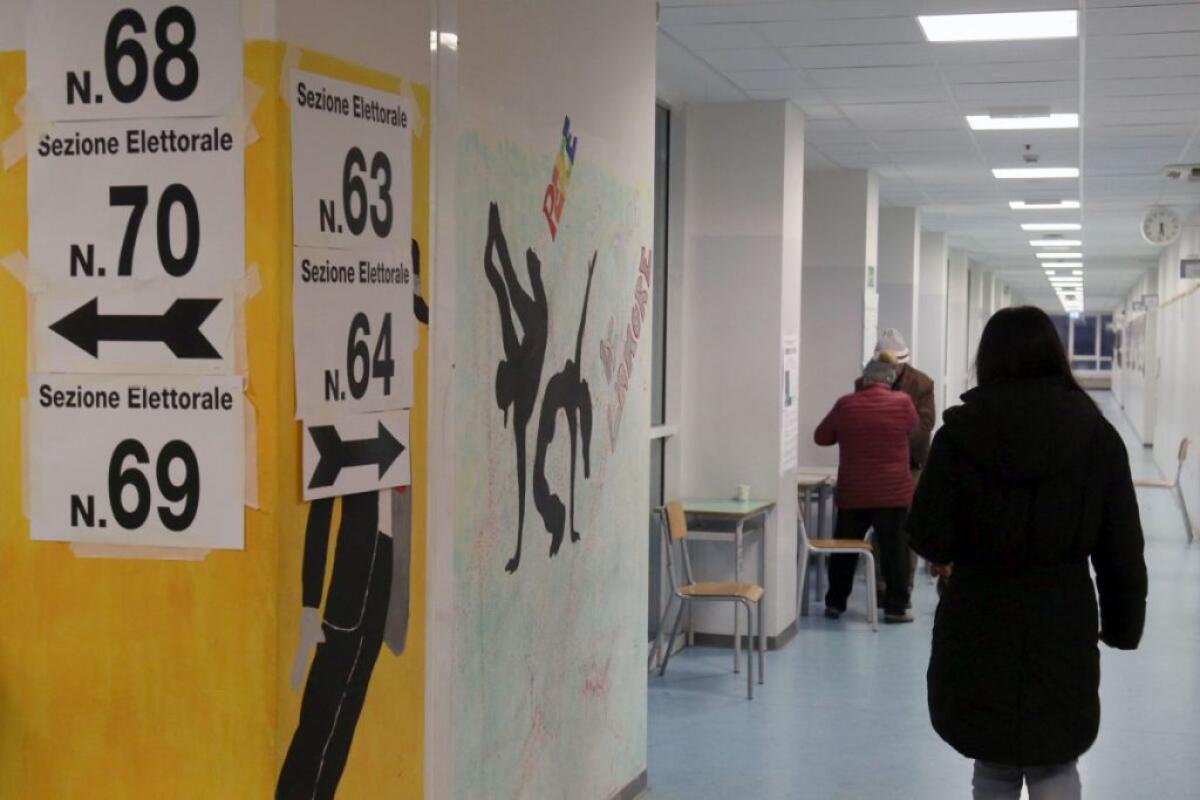 Amministrative, seggi riaperti in 595 comuni. Affluenza in calo al 46% - 