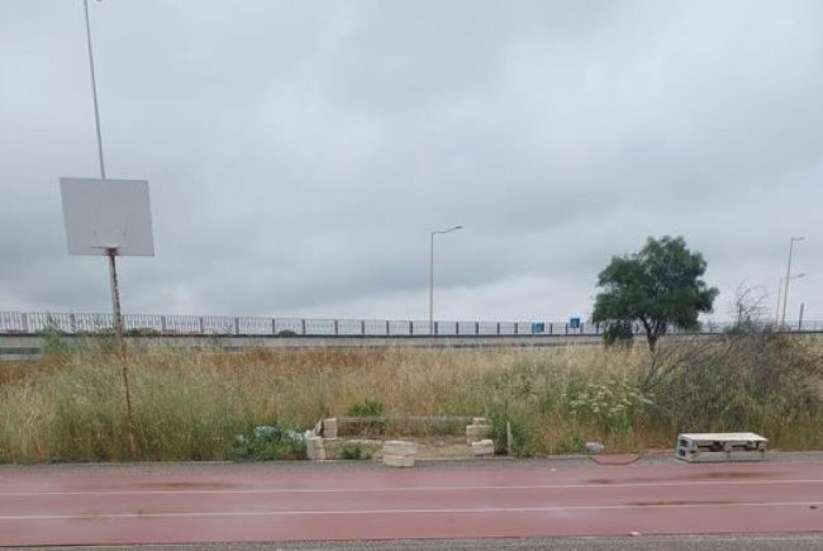 I ladri danneggiano pure i giovani atleti, rubato il materasso del salto in alto - Il materasso del salto in alto è stato rubato