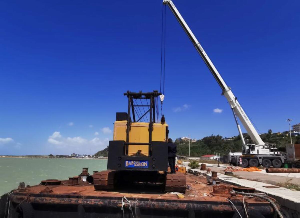 Porto rifugio, iniziati gli interventi per la rimozione del vecchio motopontone - Le operazioni in corso al porto rifugio