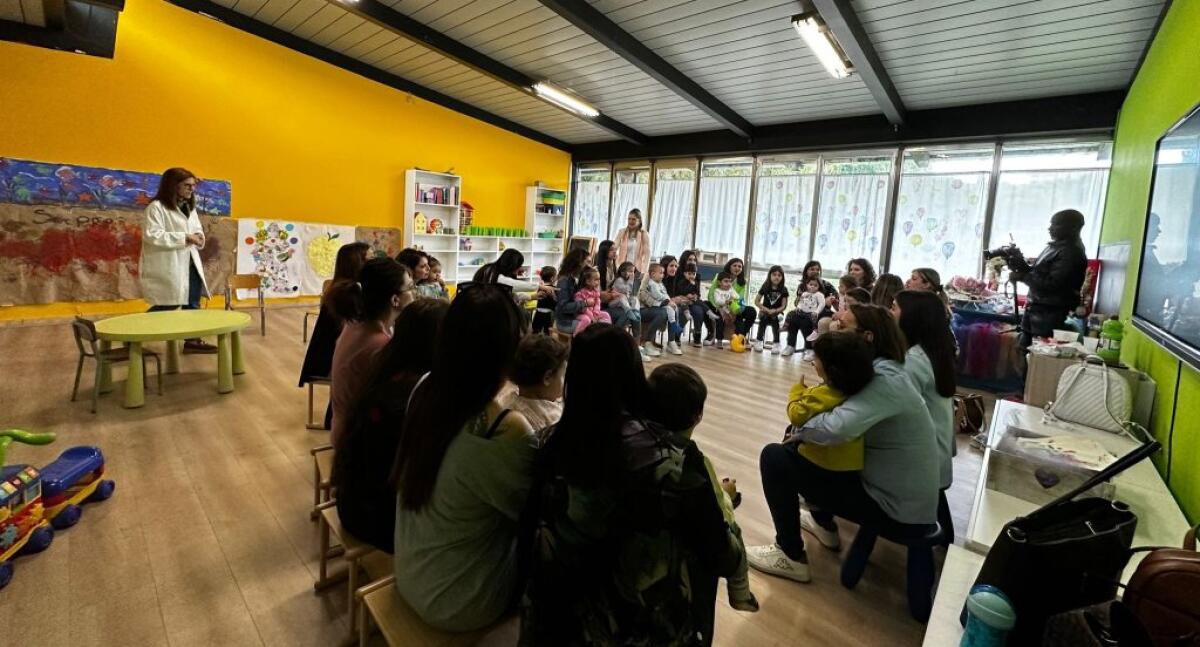 Mamme e figli insieme, una giornata di condivisione nella sezione primavera della "Verga" - 