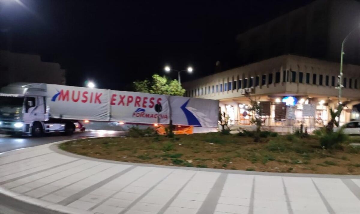 Un tir "incastrato" nella rotatria di via Niscemi, lunga coda di auto - 