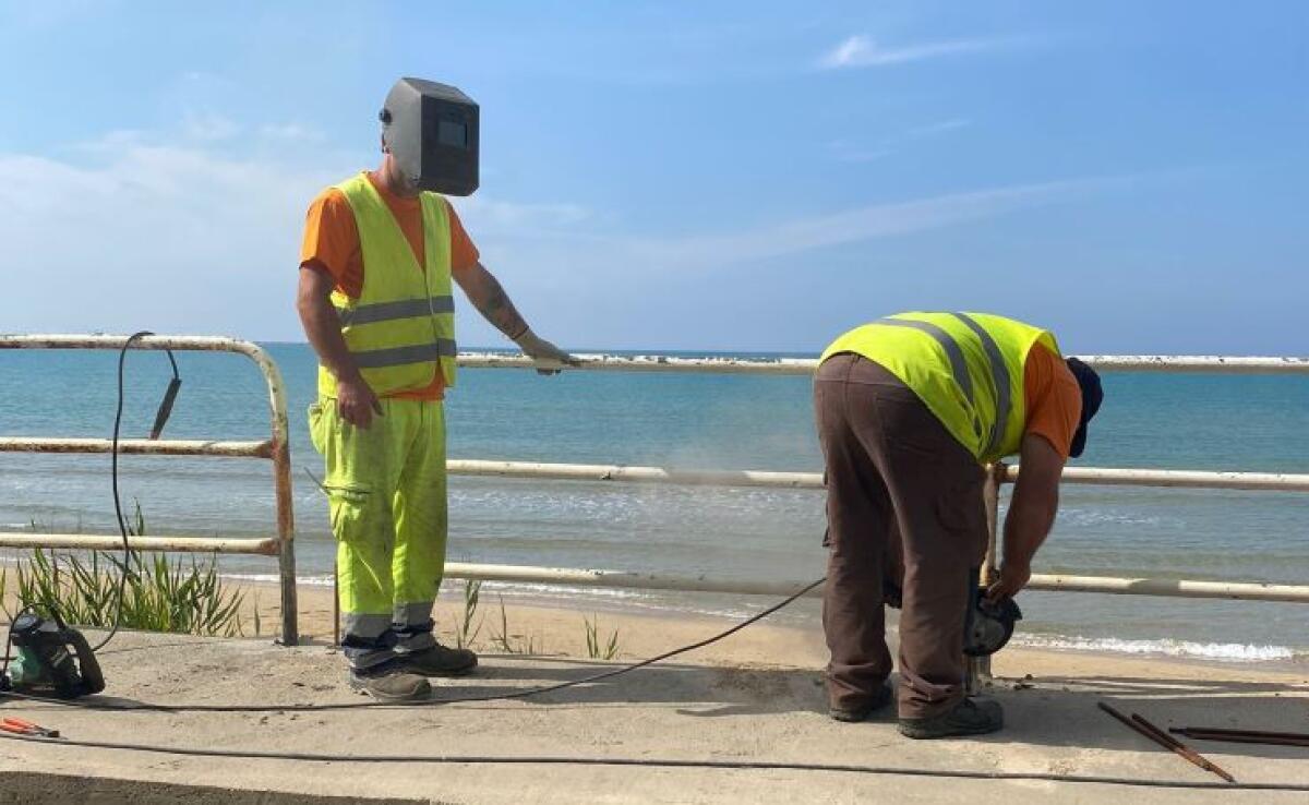 Parapetto divelto, sul lungomare iniziati i lavori di sostituzione - 
