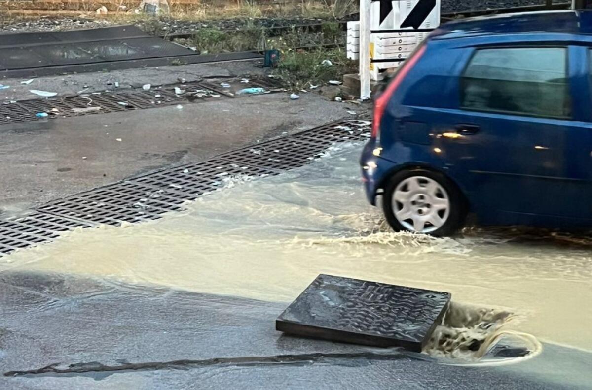 Salta un altro tombino, in via Butera danni ad una vettura - 