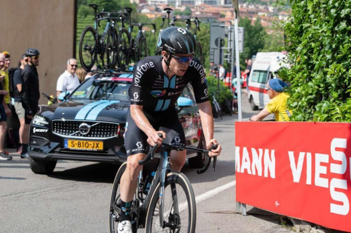 Dainese vince al fotofinish a Caorle, Thomas resta in rosa - 