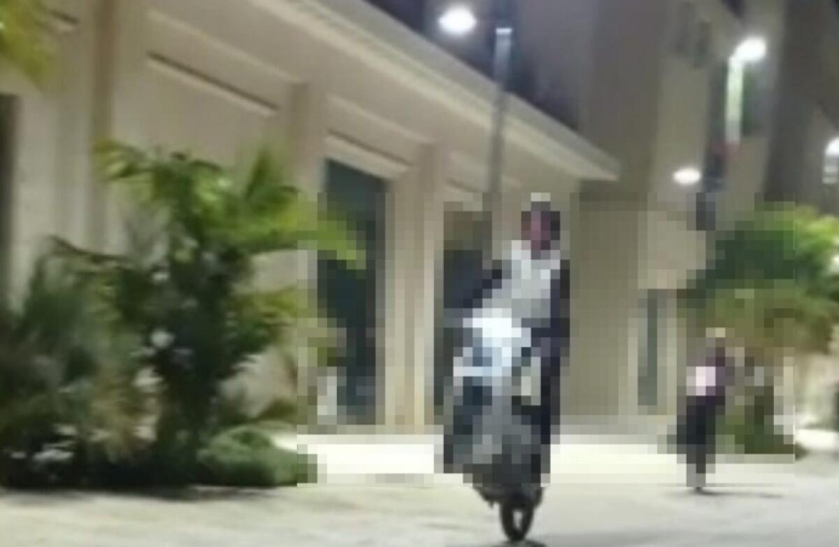 Viale Mediterraneo come una pista, giovani in scooter impennano nonostante i tanti presenti - 