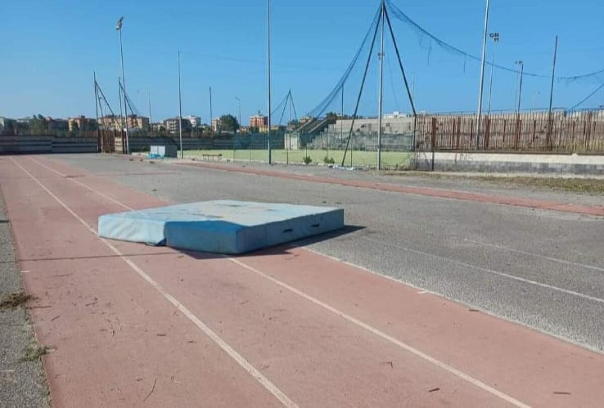 Rubato e ora "ritornato" nell'area di allenamento, riapparso il materasso del salto in alto - Il materasso era stato rubato