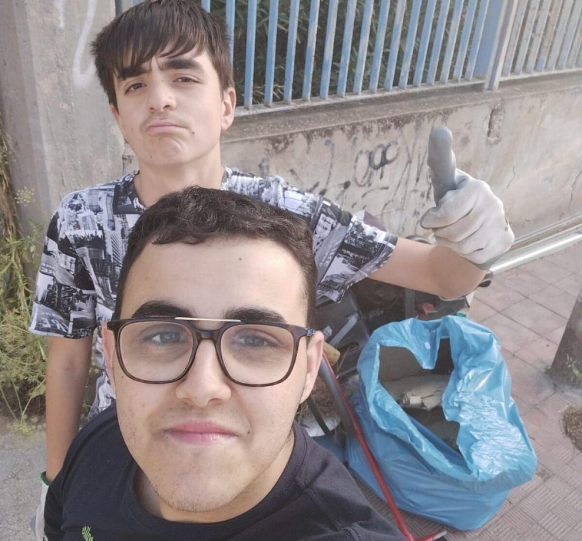 Cittadinanza attiva, due giovani ripuliscono l'area verde via degli Appennini - 