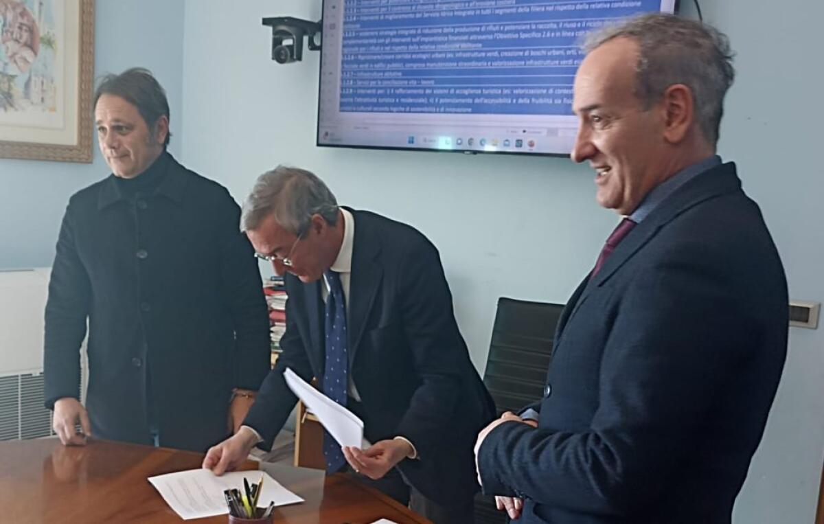 Unione dei Comuni per i finanziamenti, consiglio Niscemi ha approvato lo statuto - Il sindaco Conti insieme a Greco e al sindaco di Butera Giovanni Zuccalà