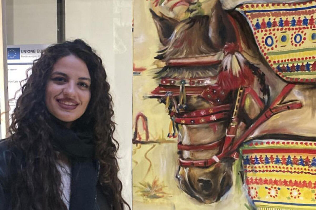 Pittura: Jennifer Di Natale, un talento da esportare - Nella foto: Jennifer Di Natale vincitrice del premio della Giuria della mostra di pittura “La Sicilia, le sue tradizioni e il folklore siciliano”. 