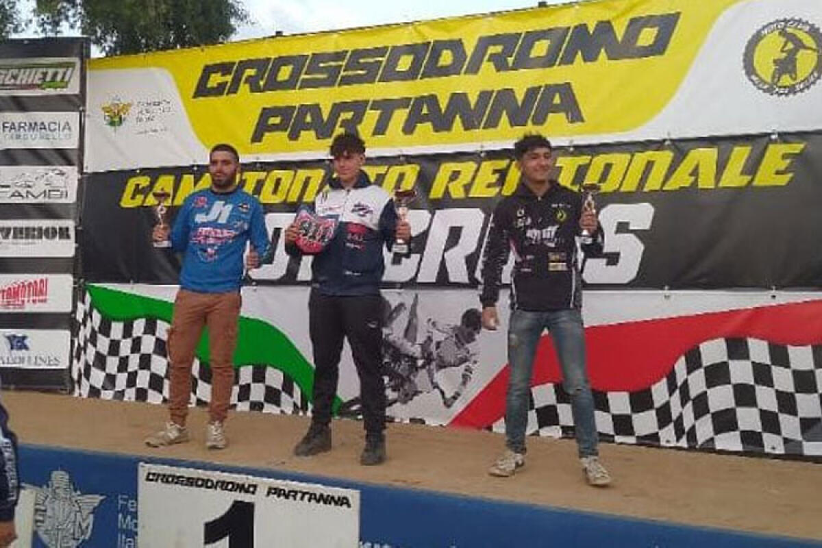 Motocross, Samuele Zappietro convince a Partanna e conquista la seconda piazza - Nella foto: Samuele Zappietro festeggia sul podio a Partanna. 