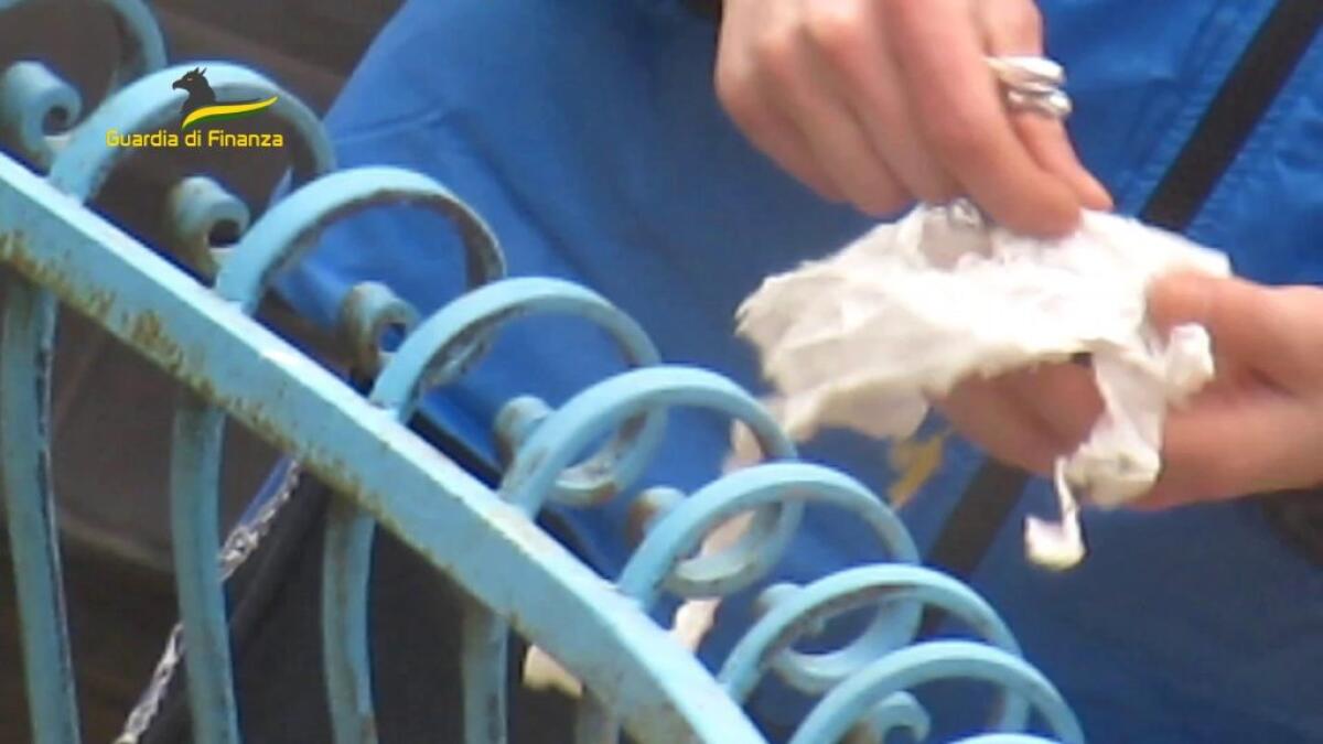 Abiti griffati e oggetti di valore dai proventi dello spaccio di droga, cinque giovani arrestati - 