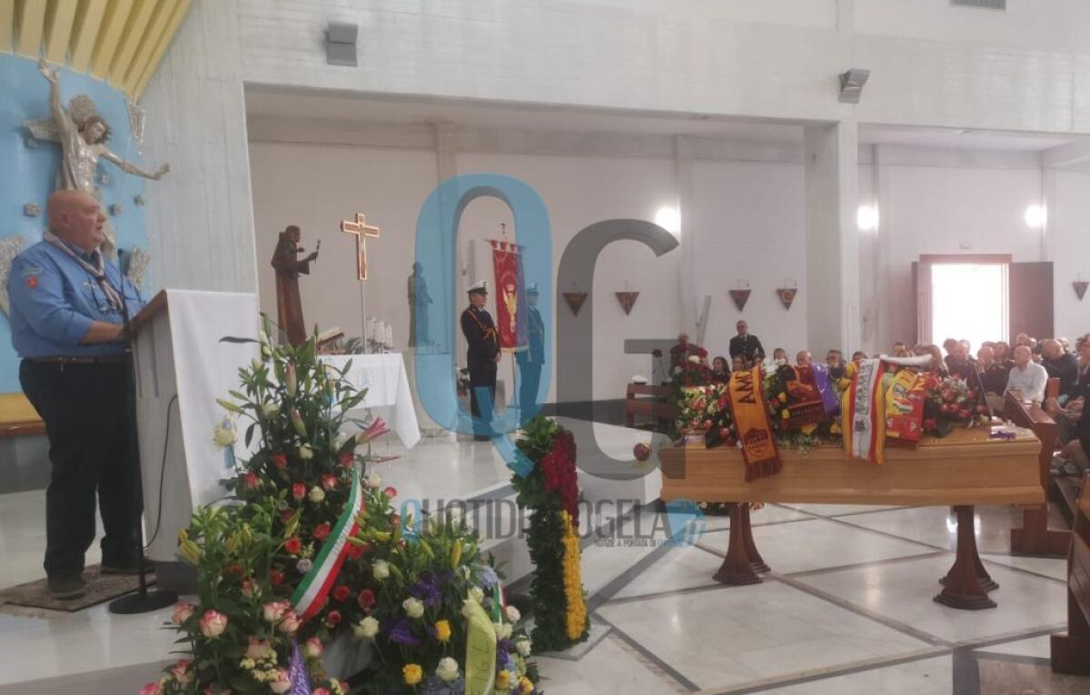 Tanta commozione per l'ultimo saluto a Totò Sauna, "nessuno dimenticherà il suo sorriso e la sua bontà" - 