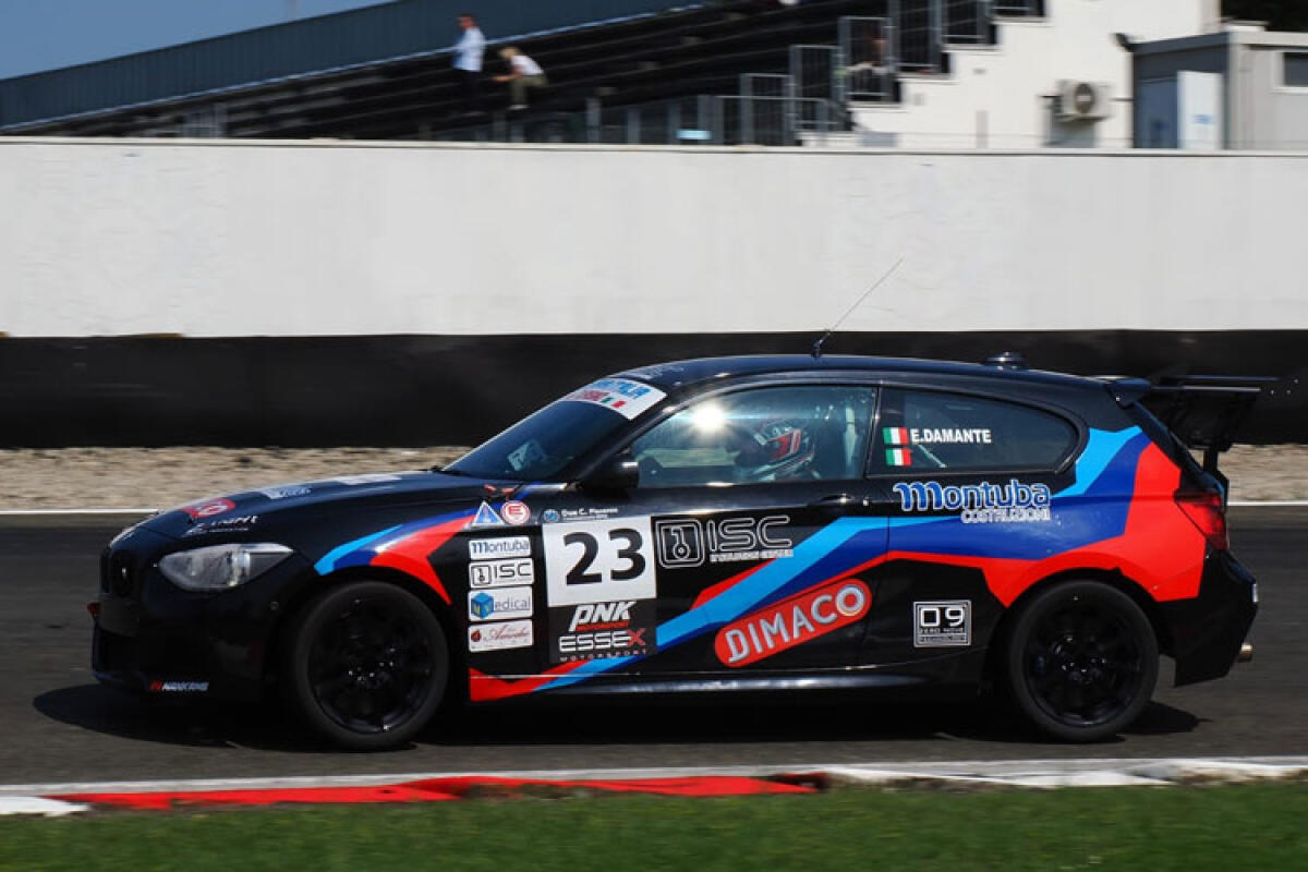 Bmw one cup, Emilio Damante quinto a Varano strizza l’occhio alla classifica - Nella foto grande: Emilio DAmante tra i tornanti dell'autodromo a Varano de Melegari.