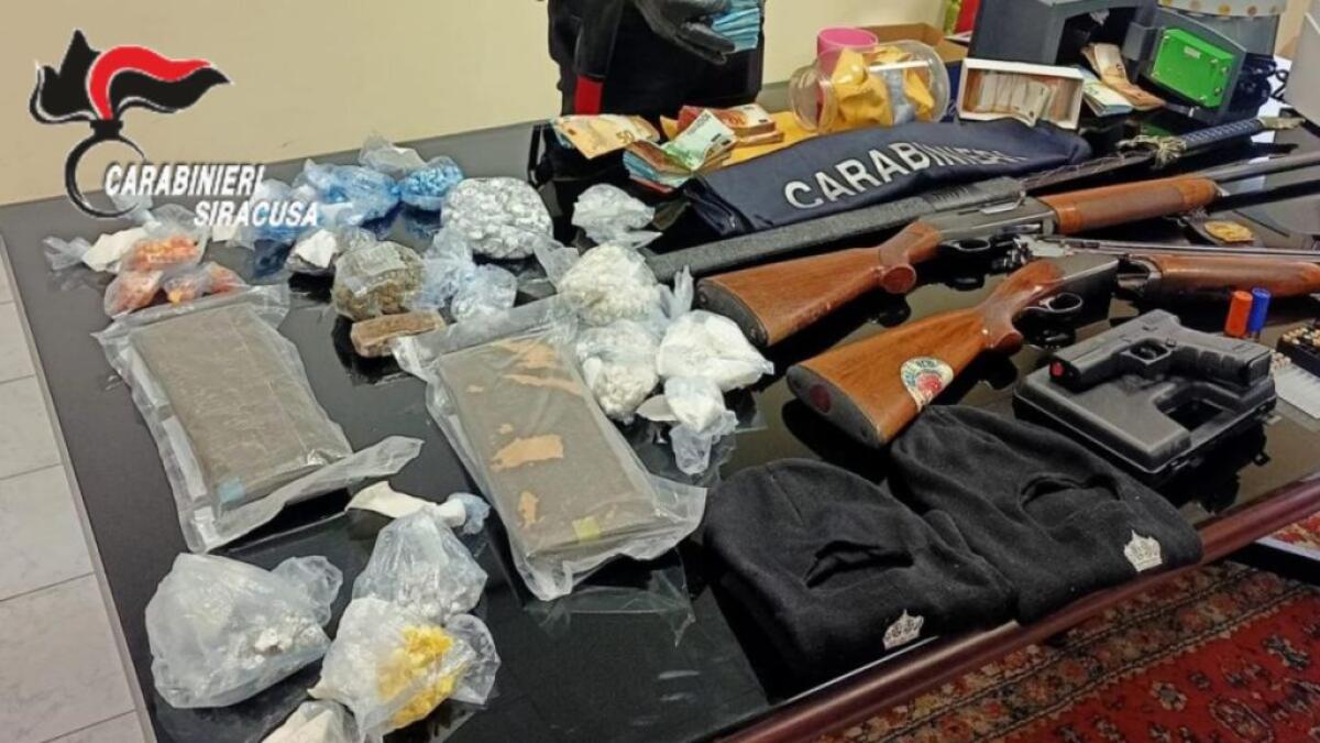 Blitz a Siracusa contro lo spaccio, sequestro di droga, armi e denaro - 