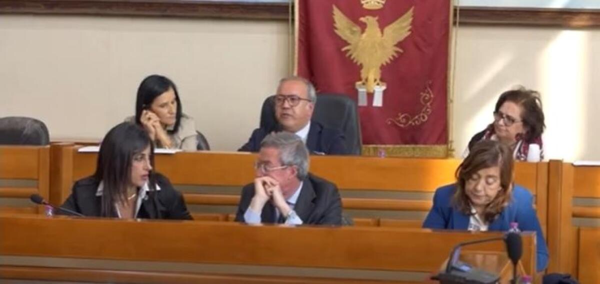 Rendiconto, ancora chiarimenti richiesti dai revisori: per parere potrebbero servire altri giorni - Sindaco e assessori in aula consiliare insieme al presidente Sammito