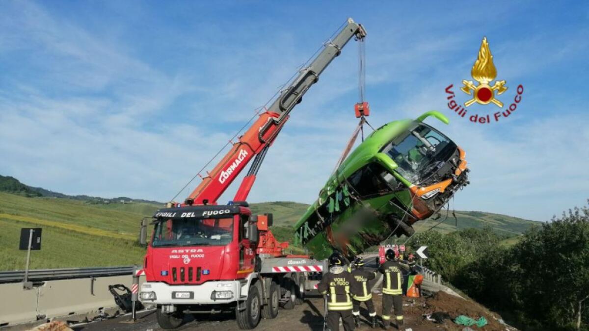 Incidenti stradali, pullman si ribalta sulla A16, un morto e 15 feriti -