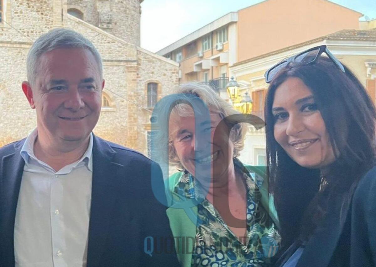 "Greco mente sapendo di mentire, è isolato e senza futuro politico", Gnoffo: "Smetta di fare il moralista" - Gnoffo insieme al parlamentare rergionale Mancuso e al senatore Craxi