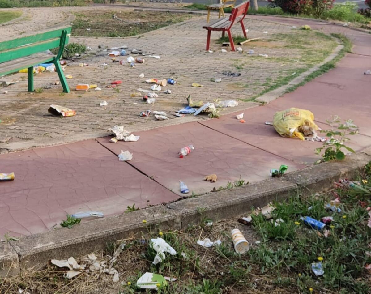 Parco giochi devastato, giostre distrutte e rifiuti sparsi ovunque - 