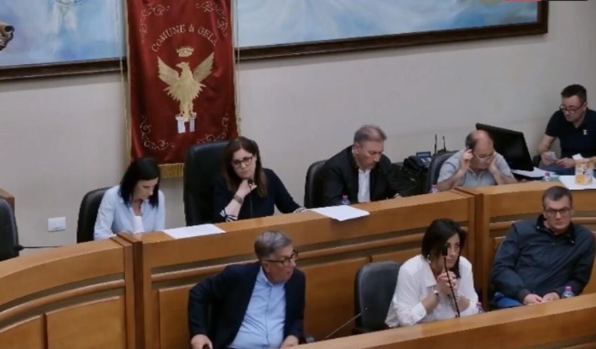 Per Ghelas una nuova proroga, "situazione finanziaria dell'ente non consente un contratto" - Gli assessori in aula