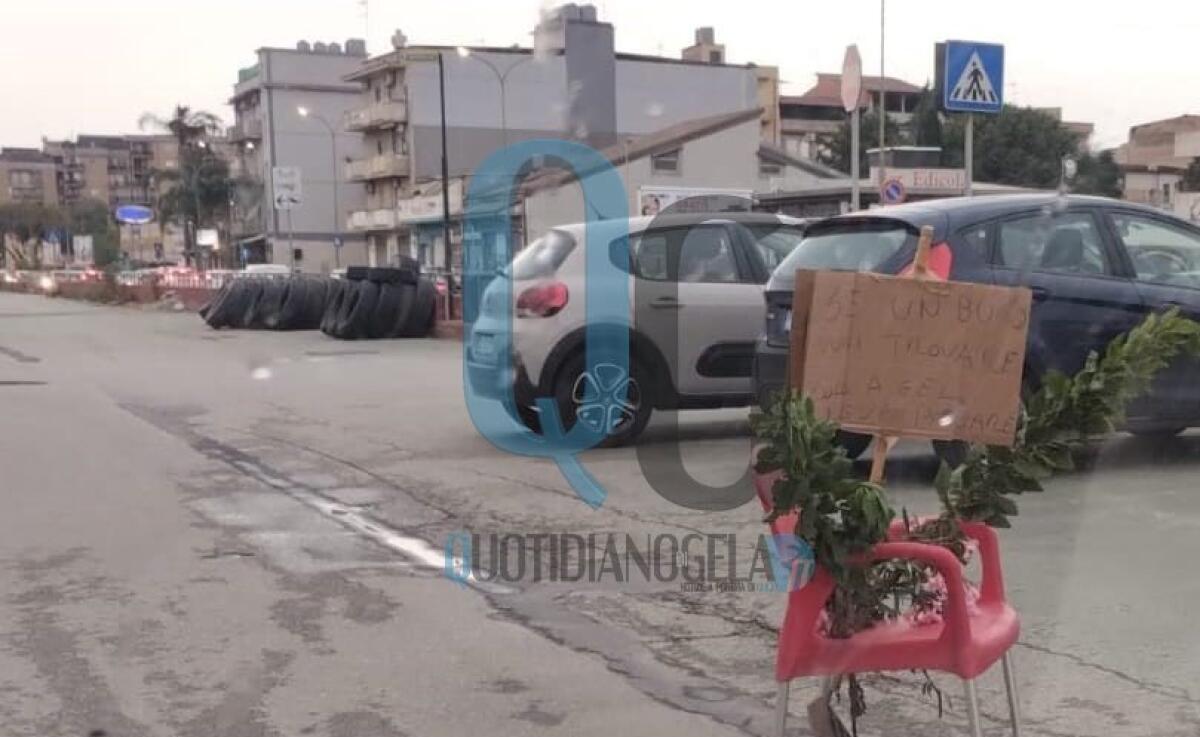Manto stradale dissestato in via Venezia, un cartello "pittoresco" segnala l'ennesima buca - La pittoresca segnalazione