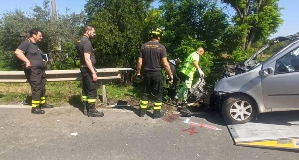 Schianto all'alba, morti due giovani di Niscemi - Lo schianto (foto Kalatnews)