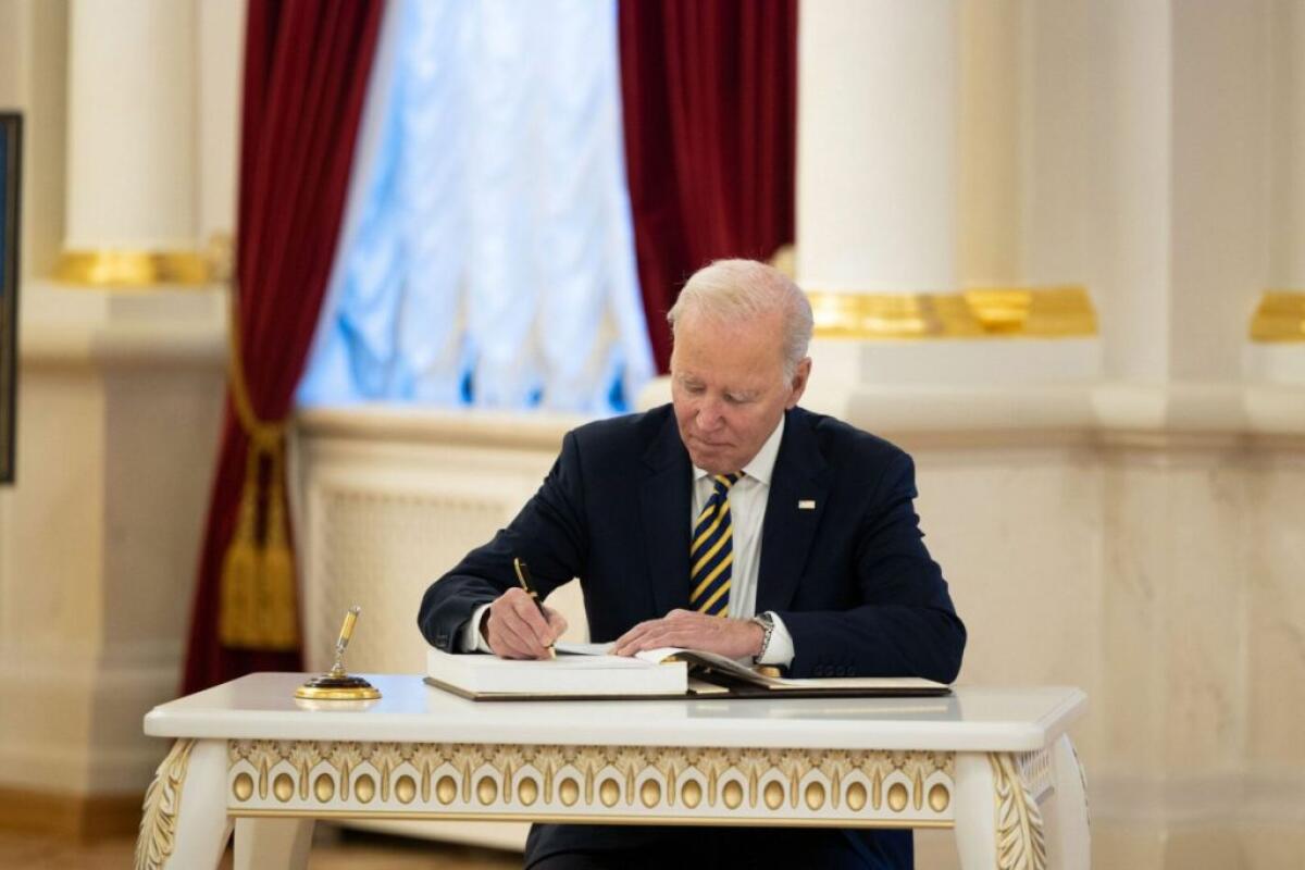 Biden firma accordo ed evita il default - 