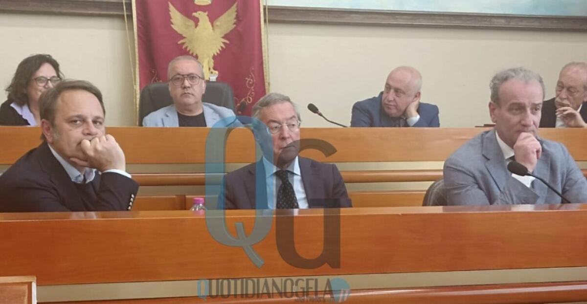 Nuova programmazione, si deve accelerare per Unione e strategia: prime "scintille" politiche - I sindaci in aula durante l'incontro
