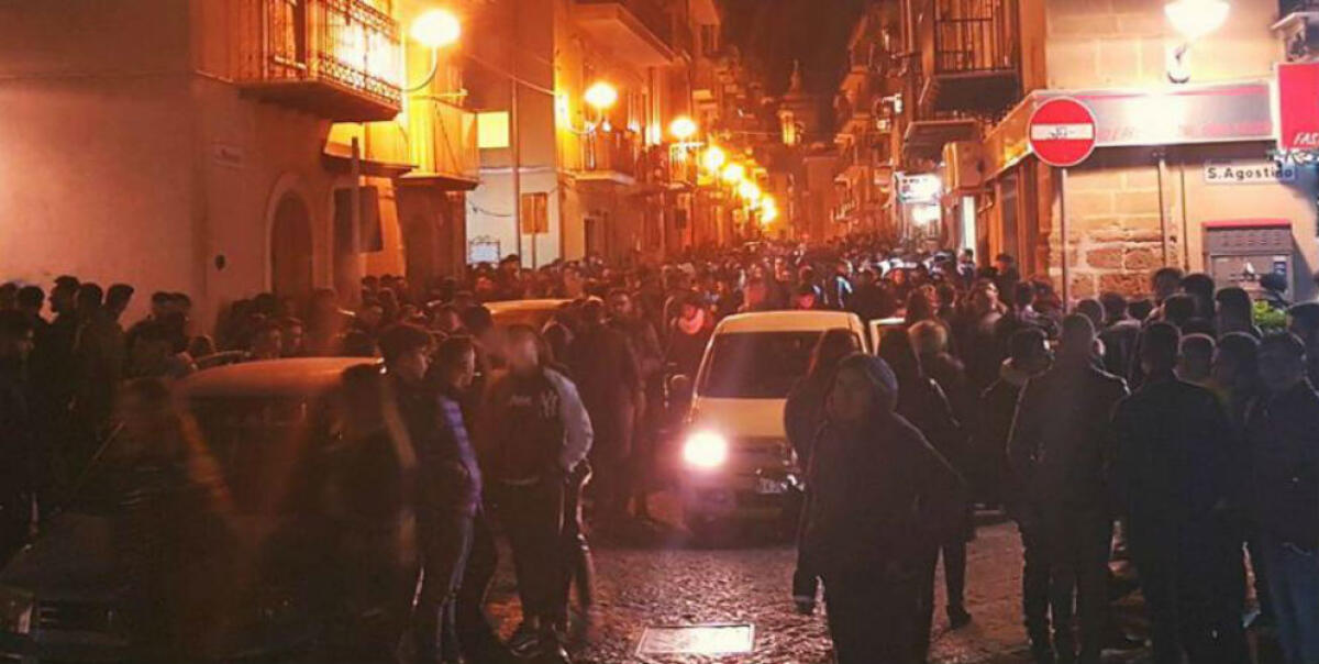 Aggressione nella zona della movida del centro, giovane venne ferito: tre a giudizio -